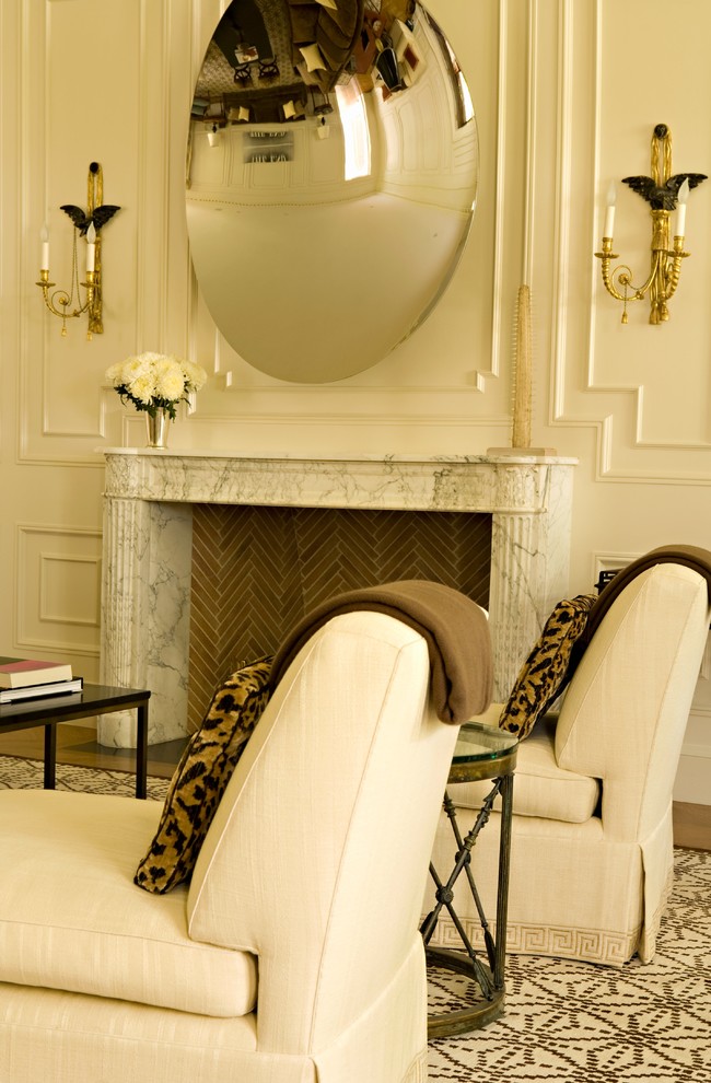 Идея дизайна: гостиная комната в классическом стиле с стандартным камином