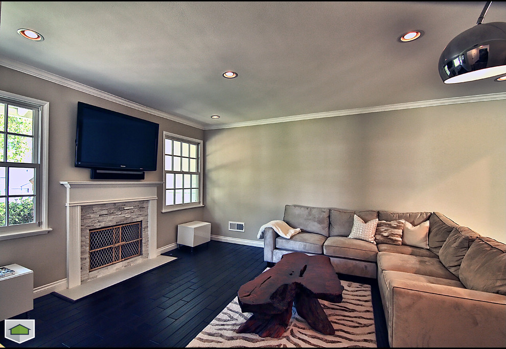 Идея дизайна: изолированная гостиная комната в современном стиле с серыми стенами, стандартным камином и фасадом камина из плитки