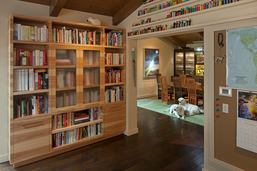 Ejemplo de biblioteca en casa cerrada retro de tamaño medio sin chimenea y televisor con suelo de madera oscura y paredes blancas