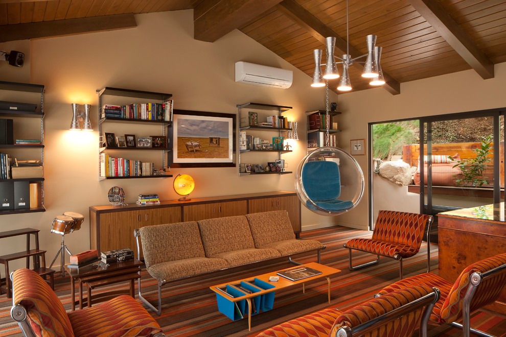 Imagen de salón con rincón musical cerrado retro de tamaño medio sin chimenea y televisor con paredes beige y moqueta