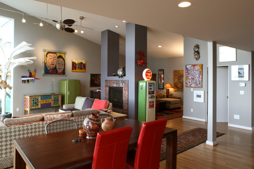 Großes, Repräsentatives, Fernseherloses, Offenes Eklektisches Wohnzimmer mit grauer Wandfarbe, braunem Holzboden, Kamin und Kaminumrandung aus Metall in Portland