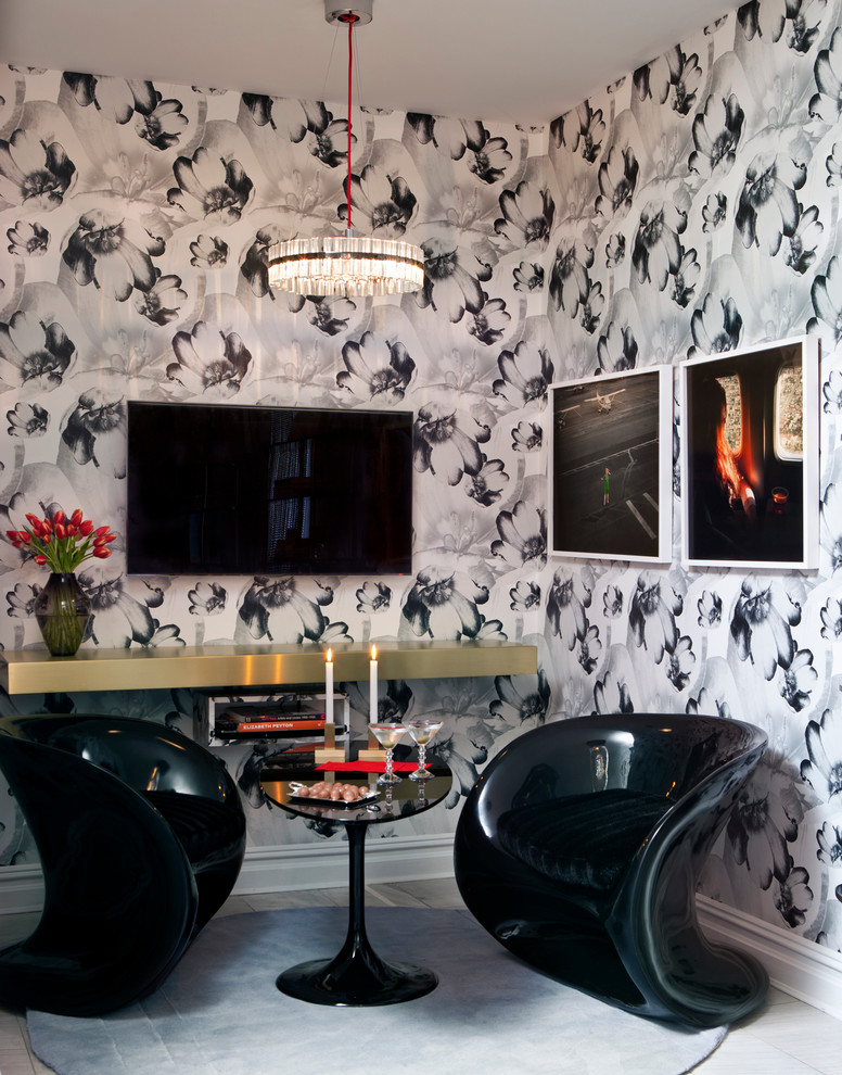 Пример оригинального дизайна: гостиная комната в современном стиле с разноцветными стенами, телевизором на стене и обоями за телевизором