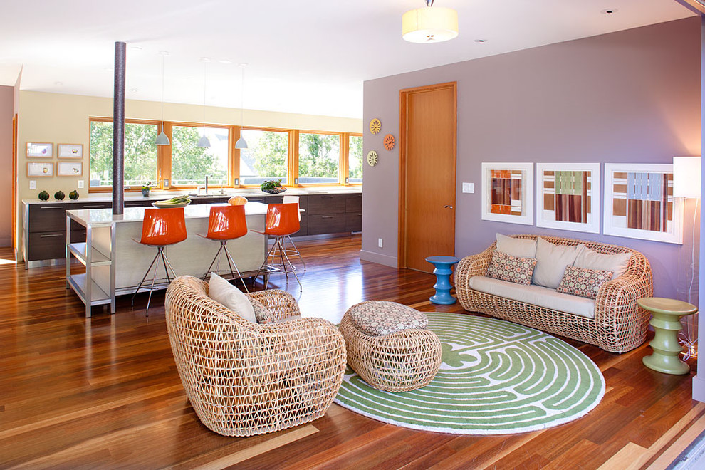 Offenes, Mittelgroßes, Repräsentatives, Fernseherloses Modernes Wohnzimmer ohne Kamin mit lila Wandfarbe, braunem Holzboden und braunem Boden in San Francisco