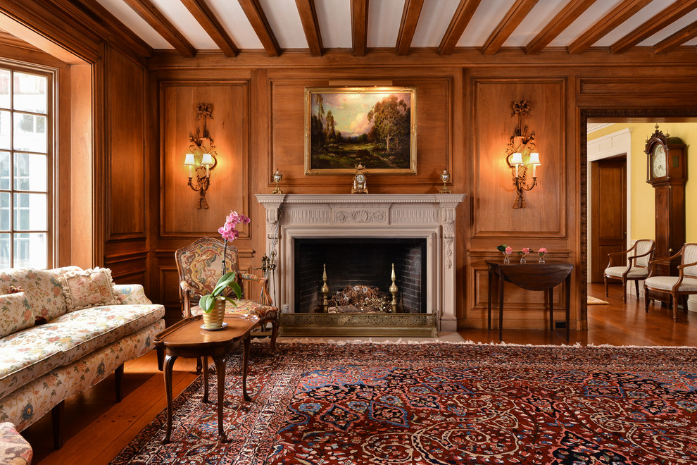 Großes, Repräsentatives, Fernseherloses Klassisches Wohnzimmer mit brauner Wandfarbe, braunem Holzboden und Kamin in Boston
