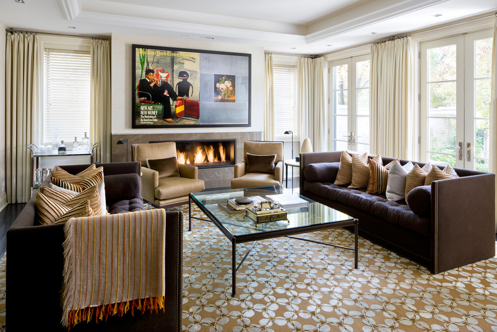 Источник вдохновения для домашнего уюта: гостиная комната в стиле неоклассика (современная классика) с бежевыми стенами, горизонтальным камином и коричневым диваном