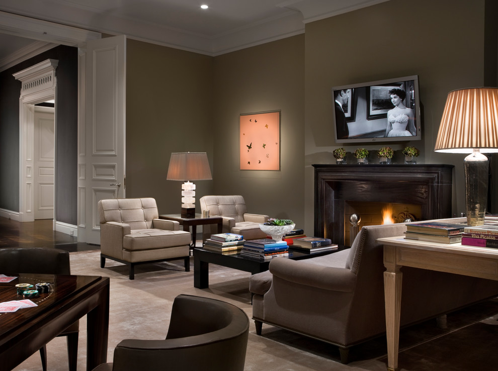 Repräsentatives, Abgetrenntes Klassisches Wohnzimmer mit brauner Wandfarbe, Teppichboden, Kamin, Kaminumrandung aus Holz und TV-Wand in New York
