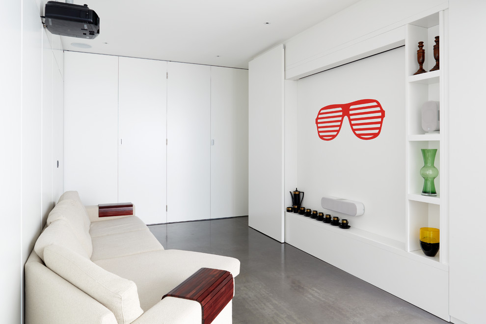 Großes, Offenes Modernes Wohnzimmer mit Hausbar, weißer Wandfarbe, braunem Holzboden und verstecktem TV in London