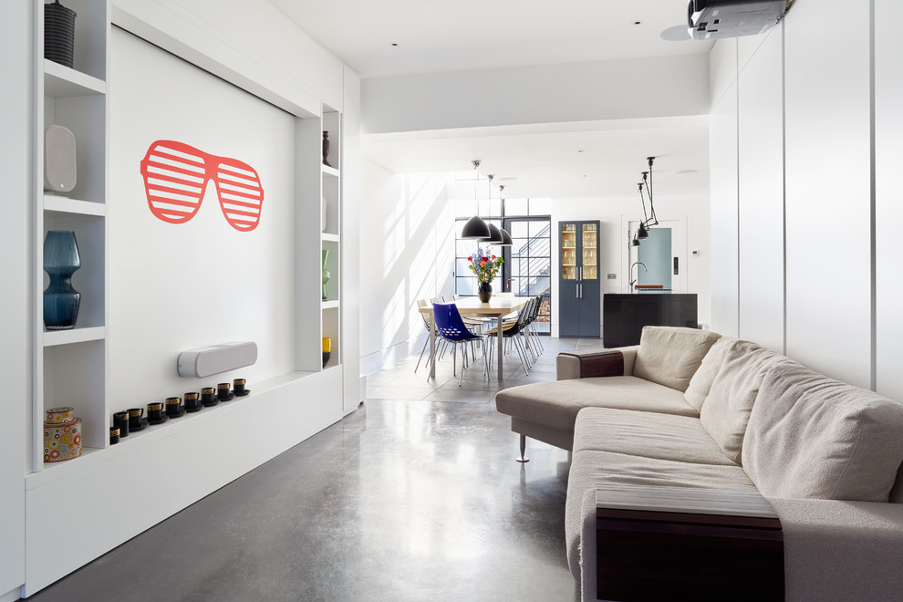 Esempio di un grande soggiorno contemporaneo aperto con angolo bar, pareti bianche, pavimento in legno massello medio e TV nascosta