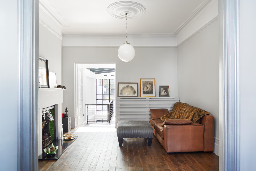 Ispirazione per un grande soggiorno minimalista chiuso con pareti bianche, pavimento in legno massello medio e nessuna TV