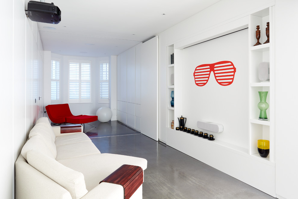 Foto på ett stort funkis allrum med öppen planlösning, med en hemmabar, vita väggar, mellanmörkt trägolv och en dold TV