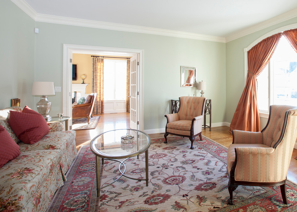 Immagine di un soggiorno tradizionale chiuso e di medie dimensioni con sala formale, pareti verdi e pavimento in legno massello medio