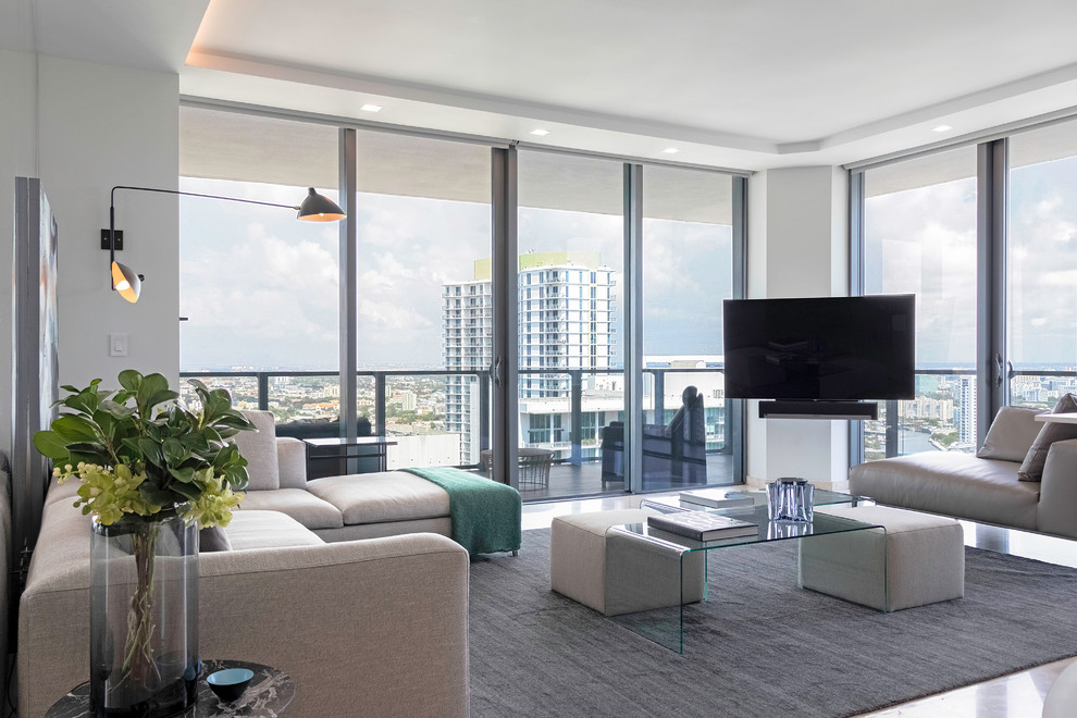 Mittelgroßes, Repräsentatives, Offenes Modernes Wohnzimmer ohne Kamin mit weißer Wandfarbe, Marmorboden, TV-Wand und beigem Boden in Miami