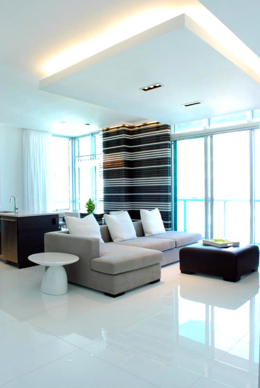 Immagine di un soggiorno contemporaneo di medie dimensioni e stile loft con sala formale, pareti bianche, pavimento in gres porcellanato e TV a parete