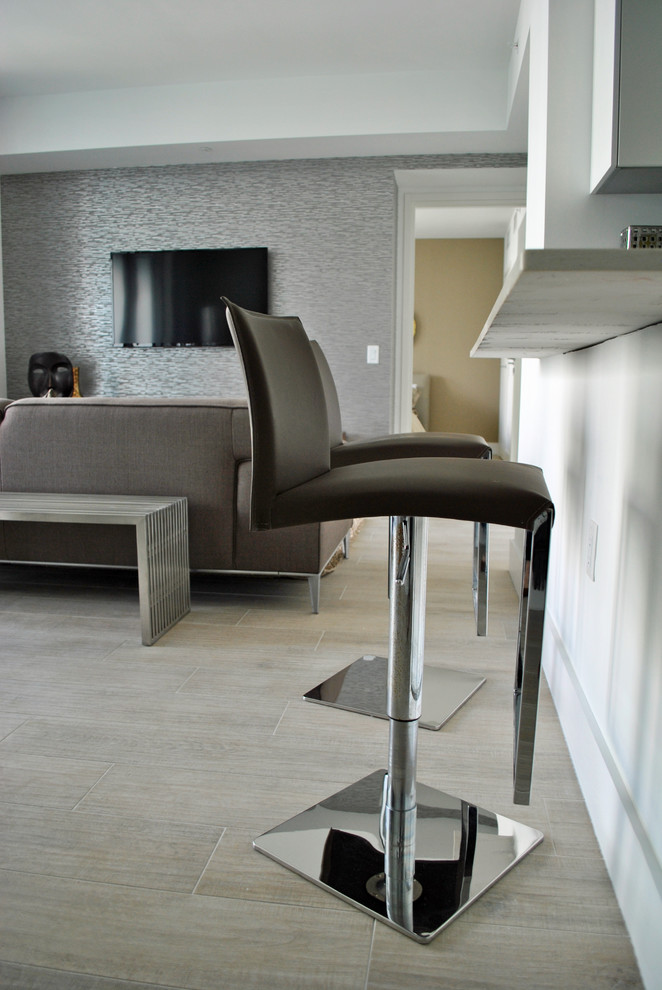 Esempio di un piccolo soggiorno minimal aperto con pareti bianche, pavimento in gres porcellanato e TV a parete