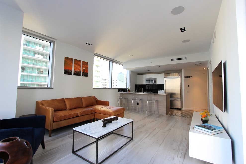 Mittelgroßes, Offenes Modernes Wohnzimmer mit weißer Wandfarbe und TV-Wand in Miami