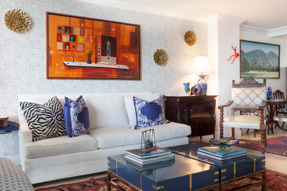 Repräsentatives, Offenes Stilmix Wohnzimmer mit weißer Wandfarbe in Miami