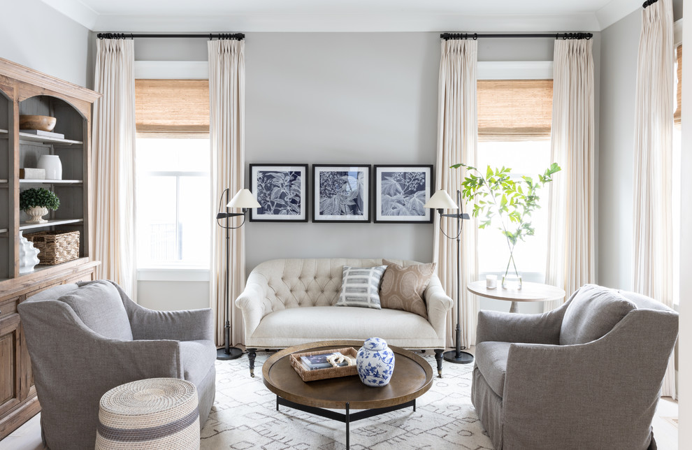 Стильный дизайн: большая изолированная гостиная комната в классическом стиле с серыми стенами, светлым паркетным полом и бежевым полом без камина, телевизора - последний тренд
