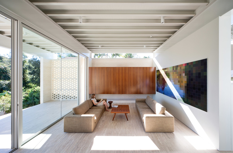 Diseño de salón abierto contemporáneo grande con paredes blancas y suelo de madera clara