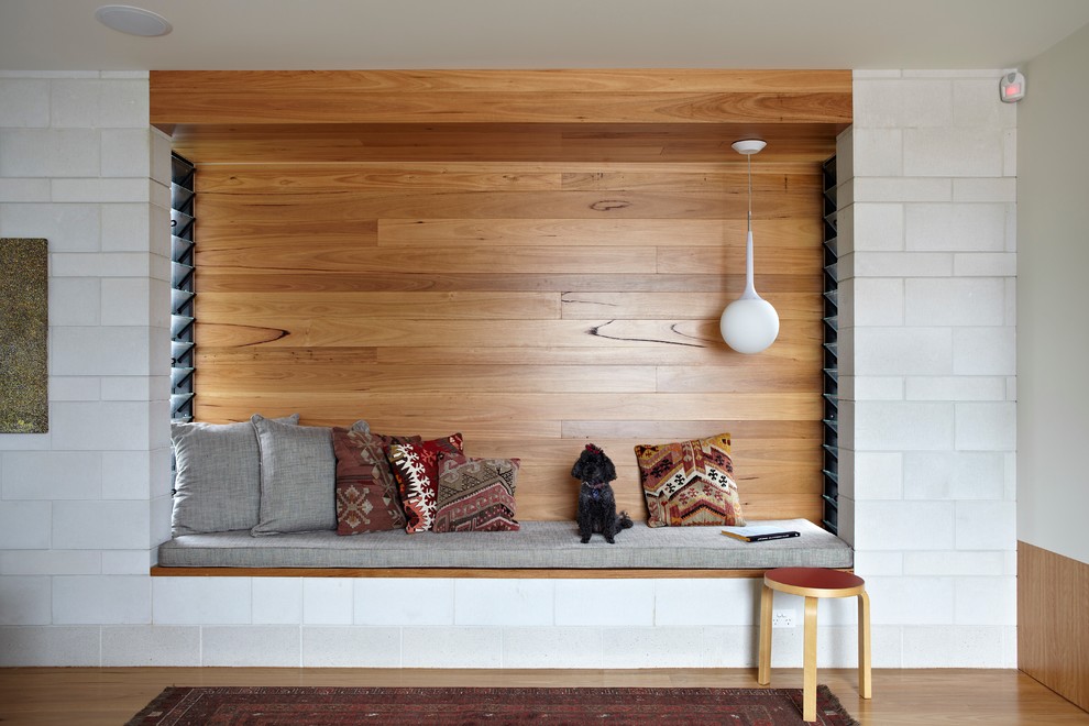 Cette photo montre un salon tendance de taille moyenne et ouvert avec un sol en bois brun.