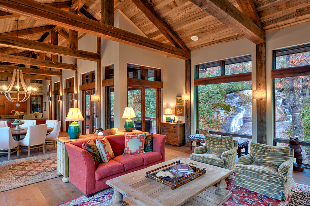 Ispirazione per un soggiorno rustico aperto con pareti beige e pavimento in legno massello medio