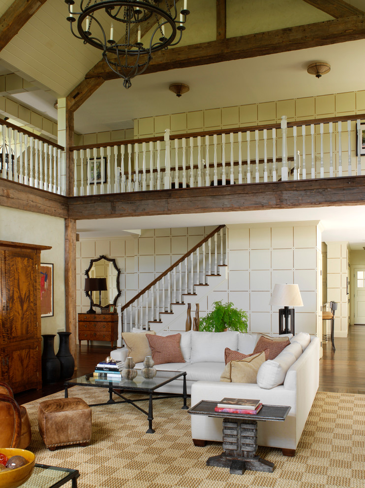 Diseño de salón clásico con paredes beige y suelo de madera oscura