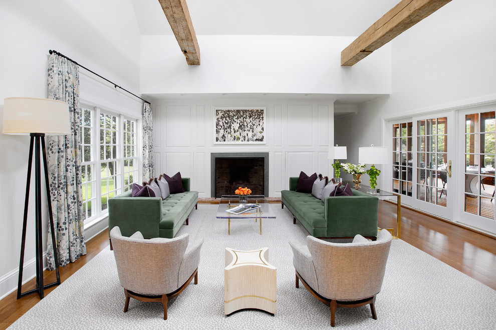 Modelo de salón para visitas abierto clásico renovado con paredes blancas, suelo de madera en tonos medios y todas las chimeneas