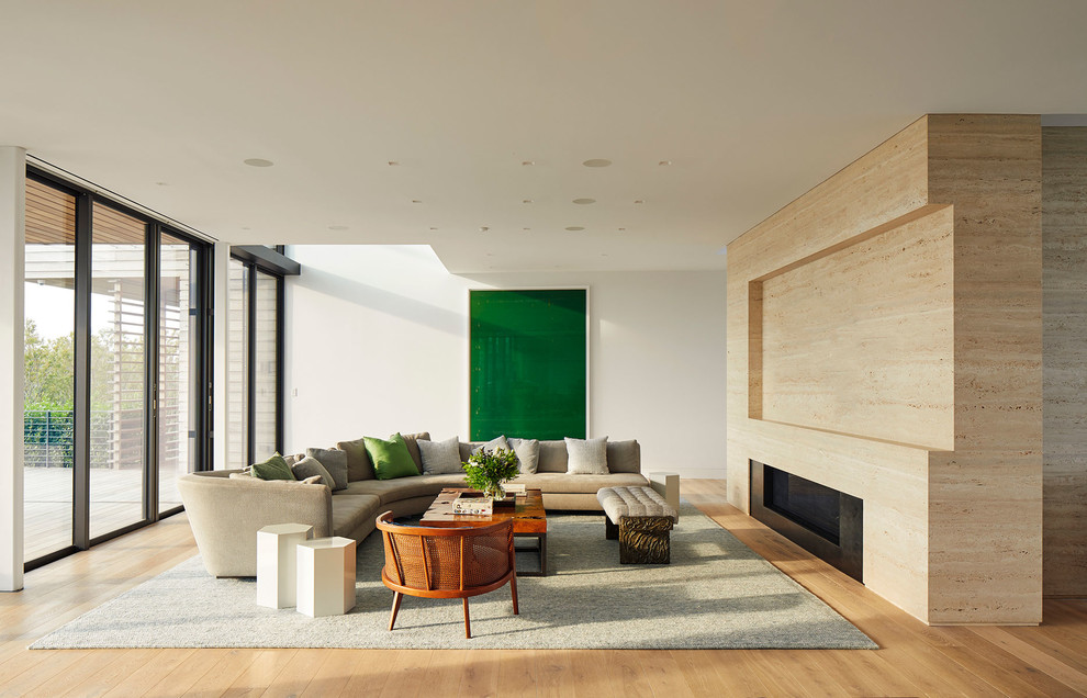Geräumiges, Fernseherloses Maritimes Wohnzimmer mit weißer Wandfarbe, hellem Holzboden und Gaskamin in New York