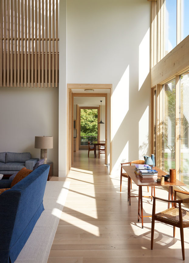 Imagen de salón para visitas abierto actual grande con paredes beige y suelo de madera clara