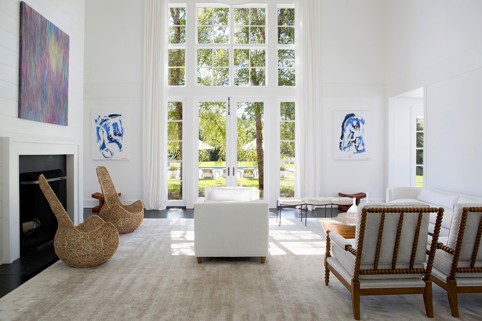 Свежая идея для дизайна: парадная гостиная комната в стиле неоклассика (современная классика) с белыми стенами, стандартным камином и красивыми шторами - отличное фото интерьера