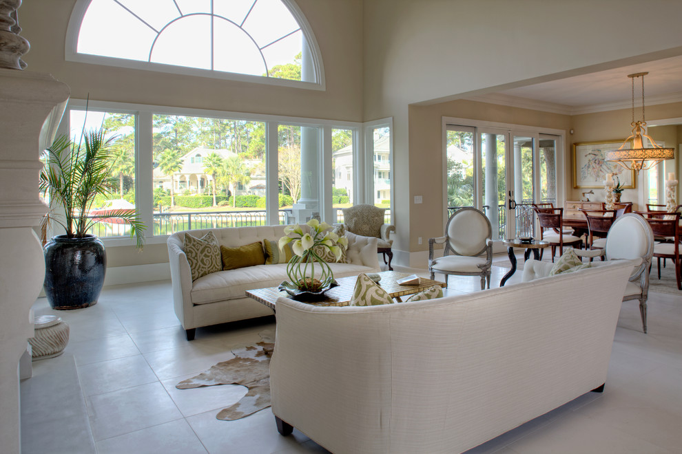Immagine di un grande soggiorno classico aperto con pareti beige, pavimento con piastrelle in ceramica e camino classico