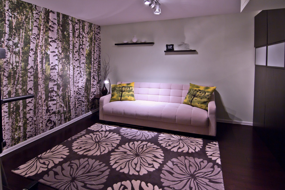 Foto de salón contemporáneo pequeño con paredes verdes y suelo de madera oscura