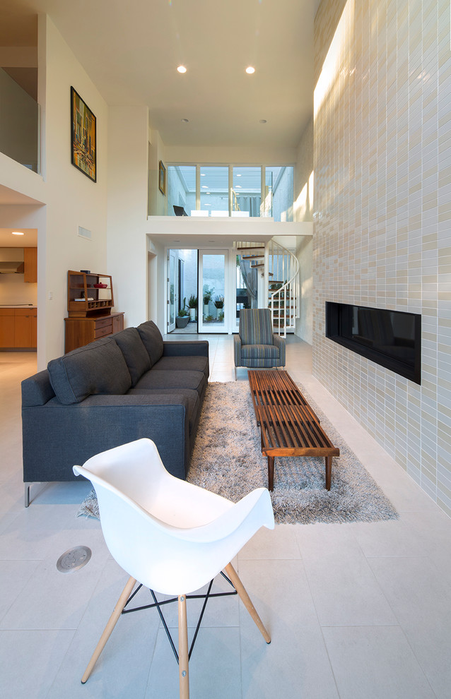 Modernes Wohnzimmer mit weißer Wandfarbe in Phoenix