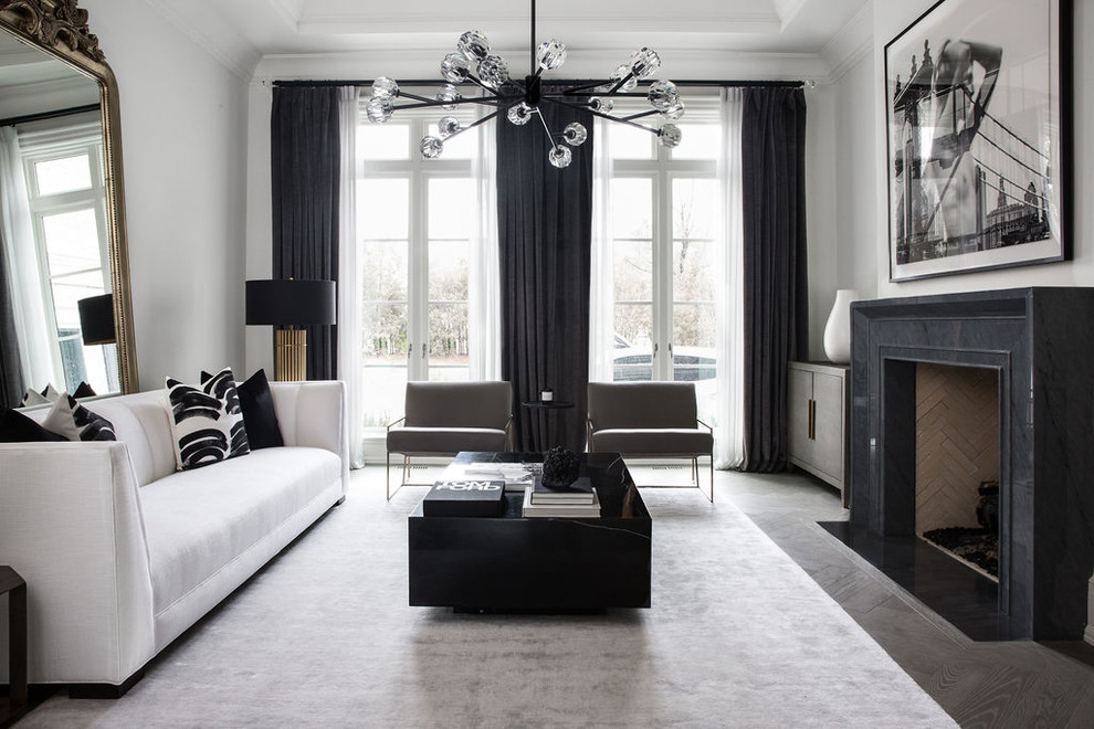 Идея дизайна: гостиная комната в современном стиле с белыми стенами, темным паркетным полом, стандартным камином и серым полом