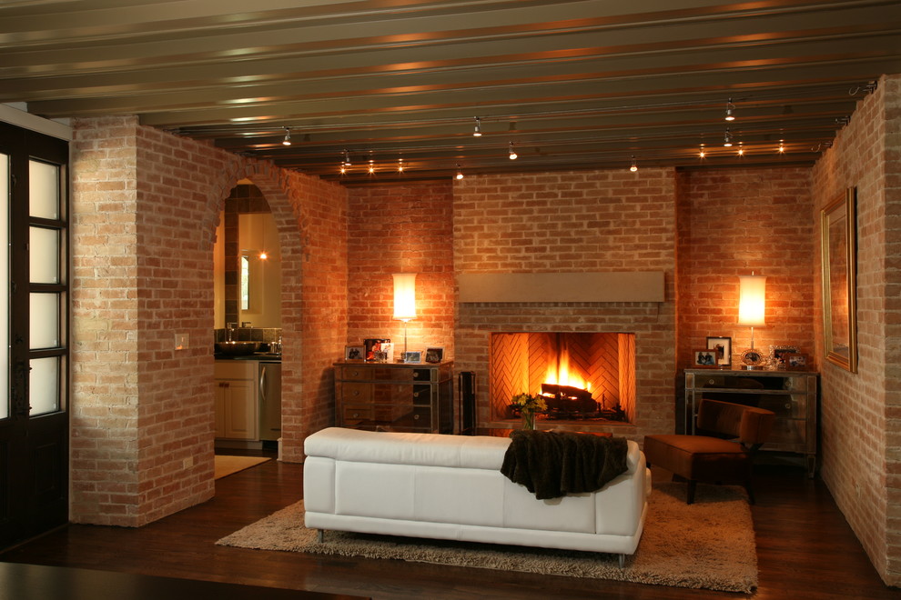 Идея дизайна: гостиная комната в современном стиле с фасадом камина из кирпича и ковром на полу