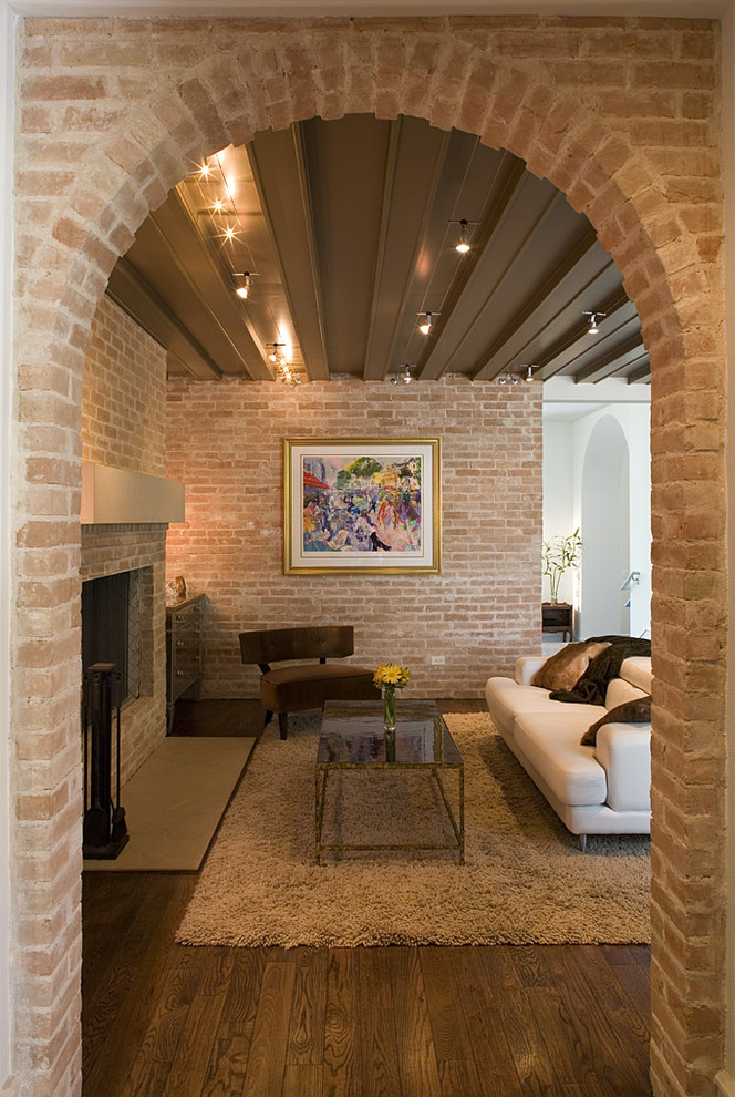 Свежая идея для дизайна: гостиная комната в стиле рустика с фасадом камина из кирпича и ковром на полу - отличное фото интерьера