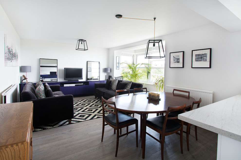 Kleines, Offenes Modernes Wohnzimmer mit grauer Wandfarbe, dunklem Holzboden und Multimediawand in Sussex