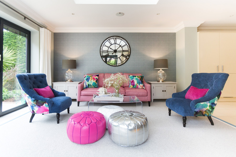 Стильный дизайн: парадная, открытая гостиная комната в стиле неоклассика (современная классика) с серыми стенами и ковровым покрытием - последний тренд