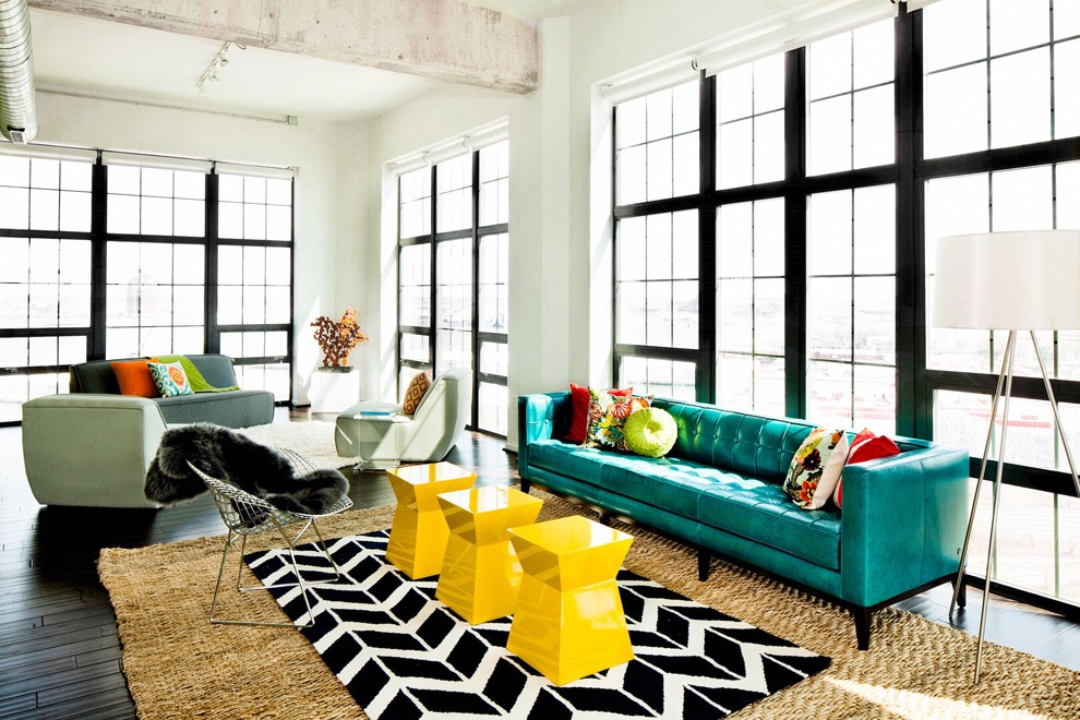 Foto di un grande soggiorno contemporaneo stile loft con pareti bianche, parquet scuro, TV a parete e pavimento nero