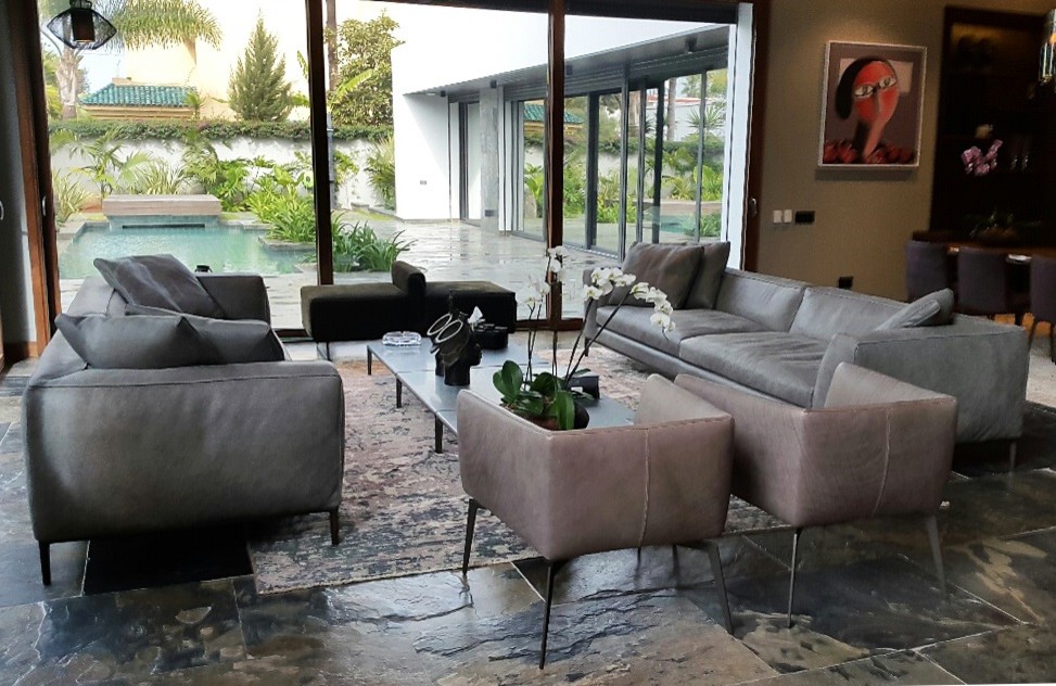 Idee per un soggiorno eclettico con pareti beige e pavimento in ardesia