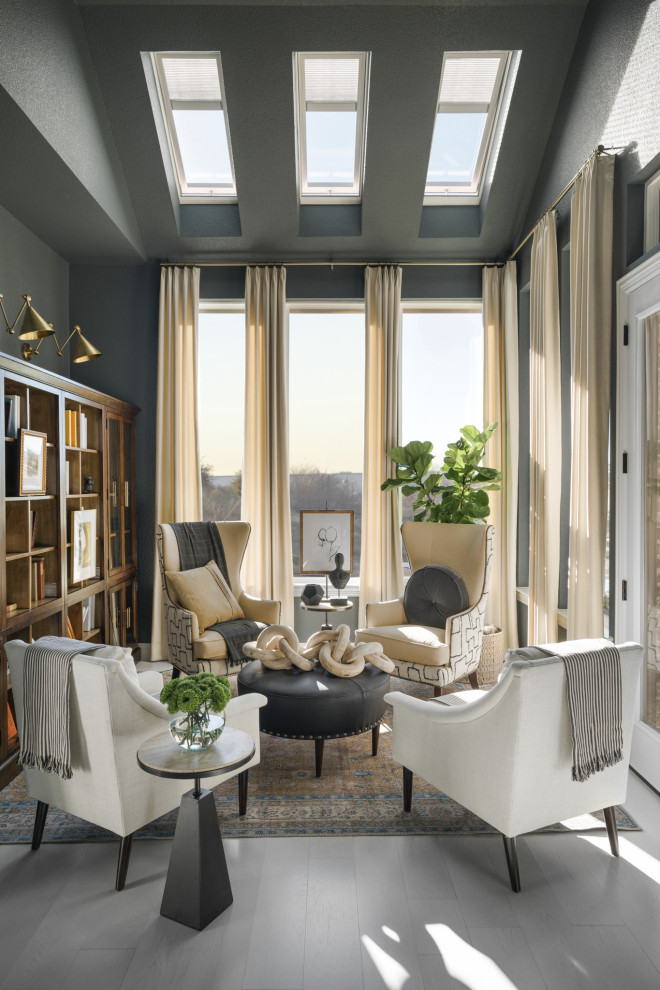 Стильный дизайн: маленькая парадная, изолированная гостиная комната в стиле ретро с серыми стенами, светлым паркетным полом и белым полом без телевизора для на участке и в саду - последний тренд