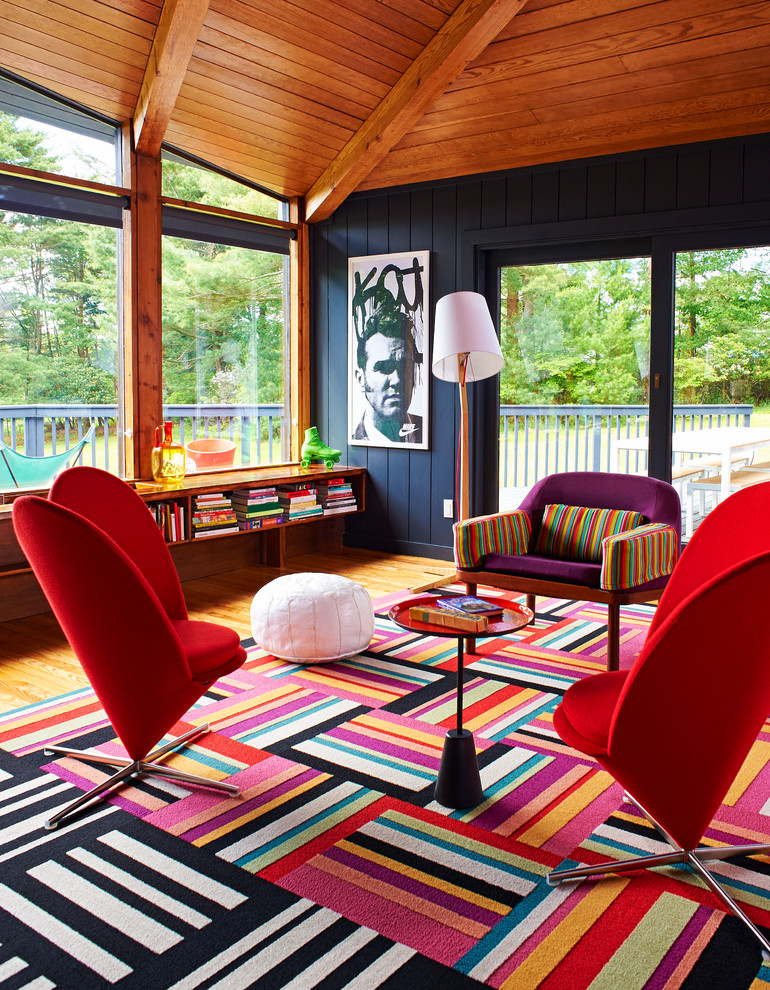 Repräsentatives Modernes Wohnzimmer mit schwarzer Wandfarbe und braunem Holzboden in New York