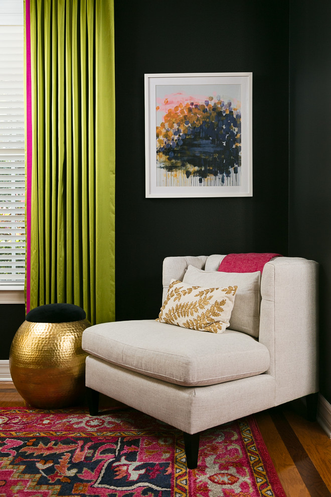 Immagine di un soggiorno boho chic con pareti nere e parquet chiaro