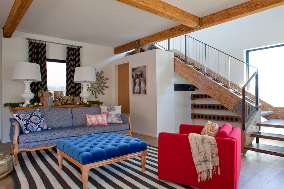 Источник вдохновения для домашнего уюта: гостиная комната в стиле фьюжн с белыми стенами и ковром на полу