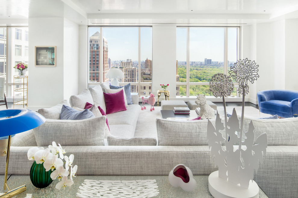 Ispirazione per un soggiorno design con pareti bianche, moquette e pavimento beige