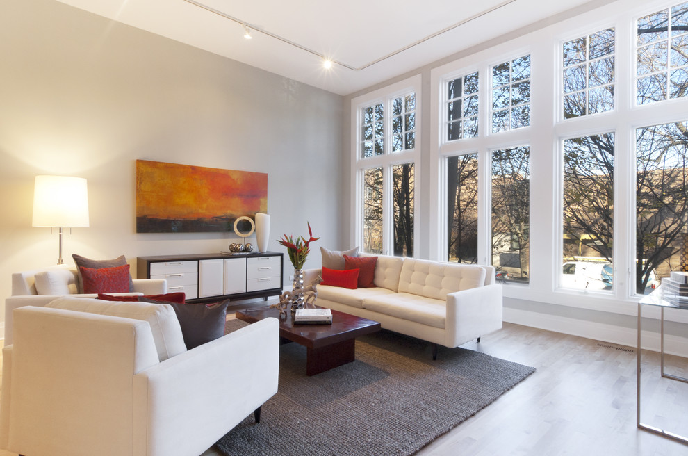 Свежая идея для дизайна: гостиная комната в стиле неоклассика (современная классика) с серыми стенами - отличное фото интерьера