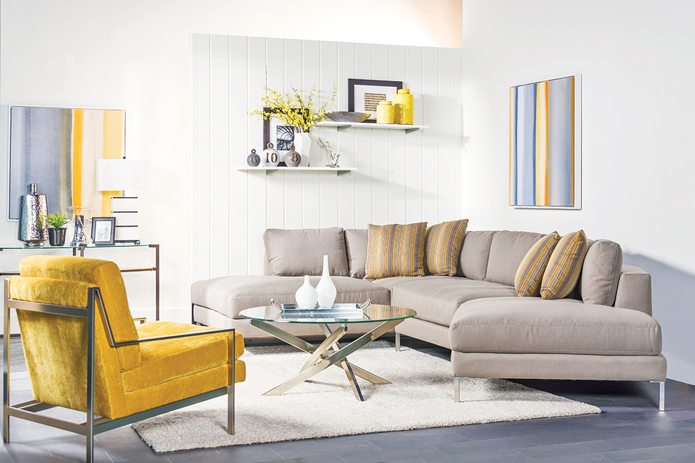 Стильный дизайн: изолированная гостиная комната среднего размера в современном стиле с белыми стенами и деревянным полом без камина, телевизора - последний тренд