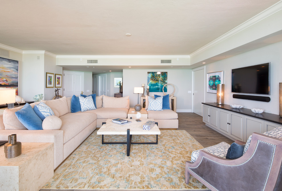 Idee per un ampio soggiorno classico aperto con pareti beige, pavimento in gres porcellanato e TV a parete
