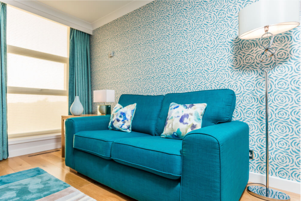 Exemple d'un salon scandinave de taille moyenne et fermé avec un mur bleu, parquet clair, un téléviseur indépendant et un sol beige.