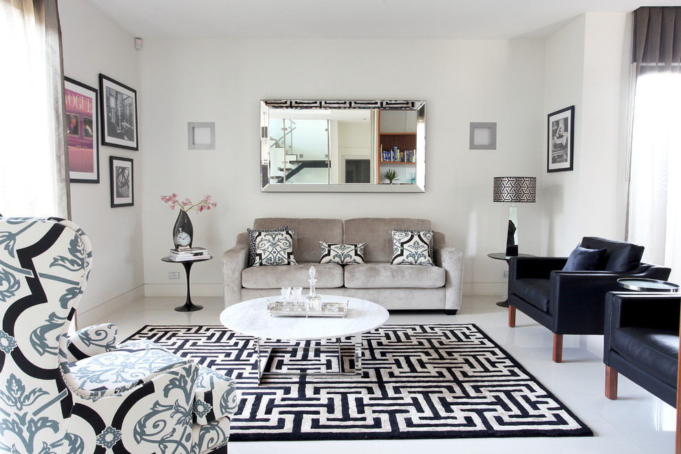 На фото: парадная, изолированная гостиная комната в современном стиле с белыми стенами с