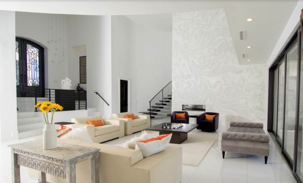 Modelo de salón abierto contemporáneo de tamaño medio con paredes blancas, suelo de mármol, chimenea lineal y suelo blanco